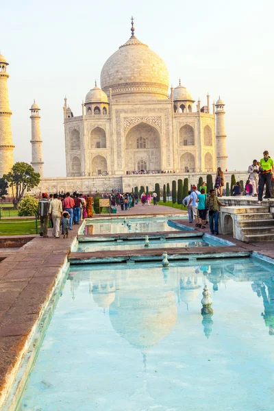 People visit Taj Mahal in Agra, India — Stock Photo, Image