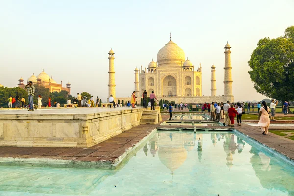 Menschen besuchen taj mahal in agra, Indien — Stockfoto