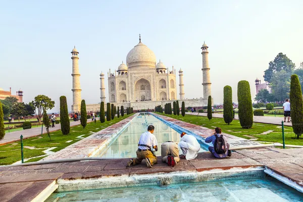 Människor besöker taj mahal i agra, Indien — Stockfoto