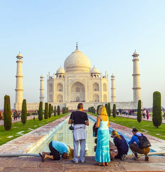 People visit the famous Taj Mahal — Stock Photo, Image