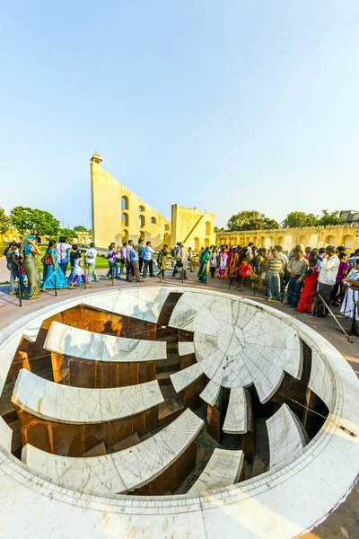 Ludzie odwiedzają instrument astronomiczny w jantar mantar obserwatorem — Zdjęcie stockowe