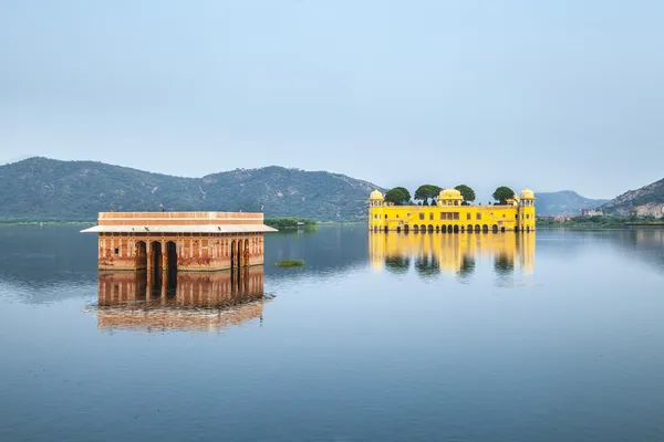 水の宮殿 （jal マハル） 男ファテーサガール湖で。ジャイプール、ラージャス ターン州、私は — ストック写真