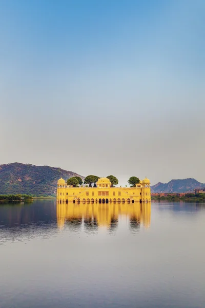 Paleis van water (jal mahal) in man sagar meer. Jaipur, rajasthan, ik — Stockfoto