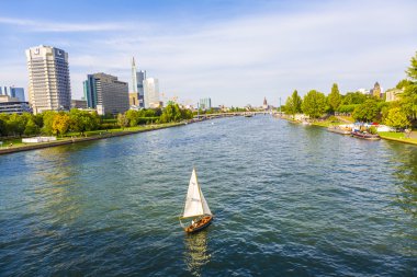  nehir tekne ve skyline frankfurt ana göster