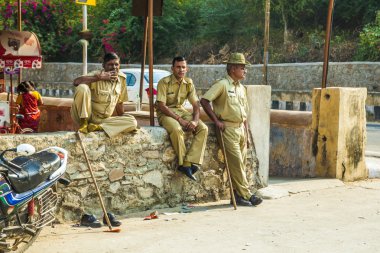 Polis amber fort park yerinde kontrol eder.
