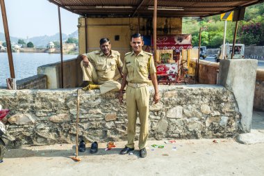 Polis amber fort park yerinde kontrol eder.