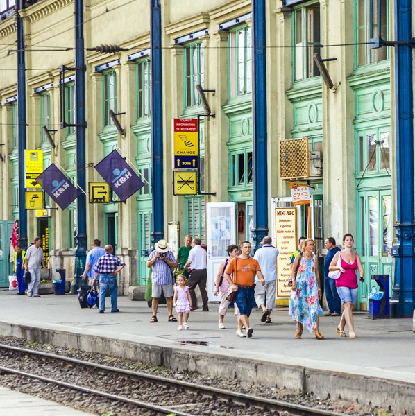 Ludzie czekają na pociąg na peronie dworca zachodniego — Zdjęcie stockowe