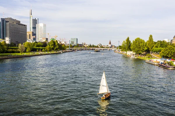 Nézd a folyó fő, a hajó és a frankfurt városára — Stock Fotó