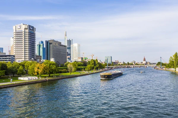 View to river main with boat and skyline of Frankfurt — Stock Photo, Image