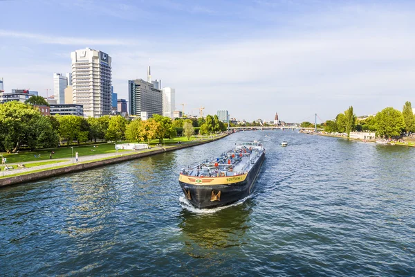 Vista para o rio principal com barco e skyline de Frankfurt — Fotografia de Stock