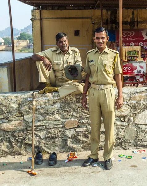 Politie controleert de parkeerplaats op amber fort — Stockfoto