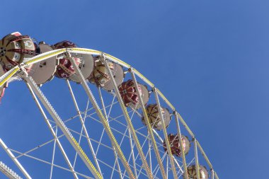 insanlar 24 barbarossamarkt Festivali'nde büyük tekerlek tadını çıkarın. 