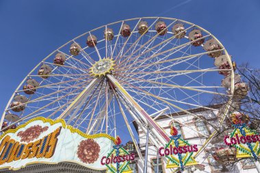 insanlar 24 barbarossamarkt Festivali'nde büyük tekerlek tadını çıkarın. 