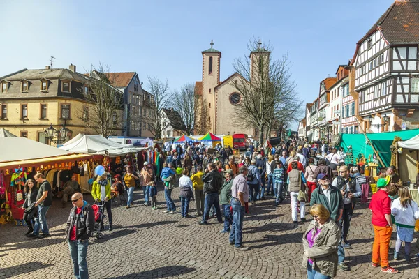 人们享受 24 barbarossamarkt 节 — 图库照片