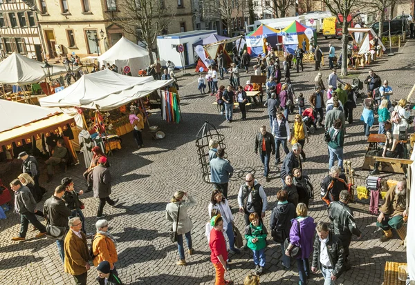 As pessoas apreciam o 24th Barbarossamarkt festival — Fotografia de Stock