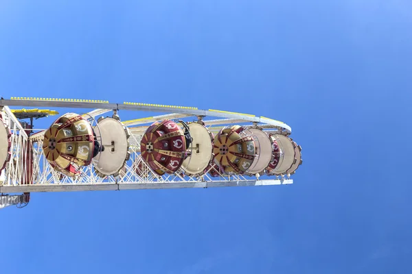 Люди наслаждаются большим колесом на 24-м фестивале оскаровской гонки — стоковое фото
