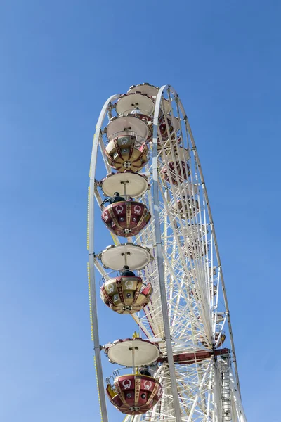 People enjoy the big wheel at the 24th Barbarossamarkt festival — Stock Photo, Image