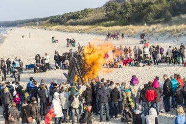 insanlar plajda yangın Paskalya dikkat et.
