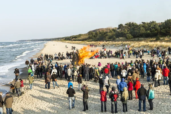 As pessoas vêem o fogo da Páscoa na praia. — Fotografia de Stock