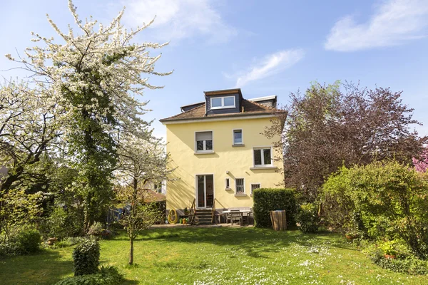 Apple boom in de tuin van een Duitsland ols één familie huis — Stockfoto