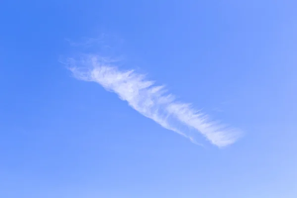 Cielo blu con nuvole di cucciolo di luce — Foto Stock