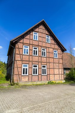  yarı ahşap evin altında açık mavi gökyüzü 