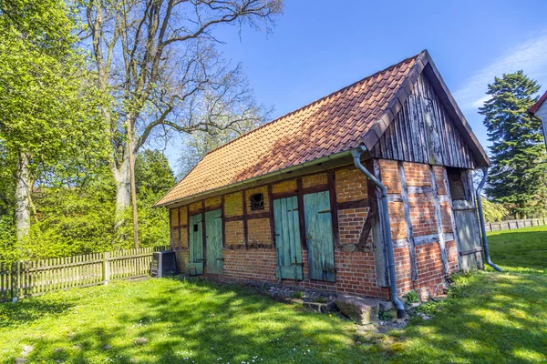 Halve vakwerkhuis onder duidelijke blauwe hemel — Stockfoto