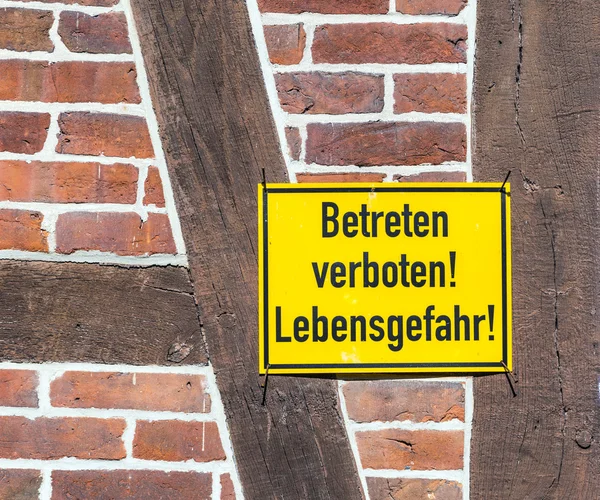 German sign betreten verboten, Lebensgefahr at a  wall — Stock Photo, Image