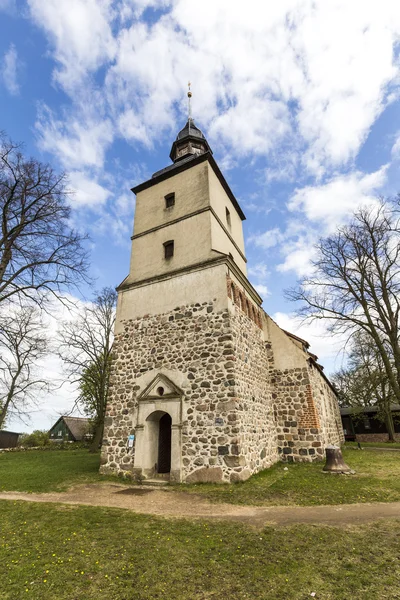Starý kostel v malé vesnici benz — Stock fotografie