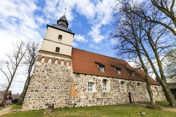 벤츠의 작은 마을에서 오래 된 교회 — 스톡 사진