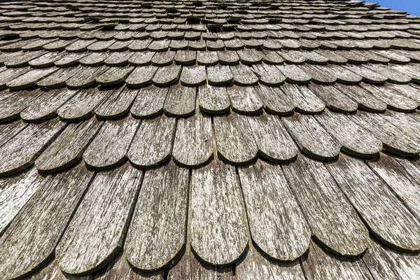 Alte historische braune Holzdachziegel — Stockfoto