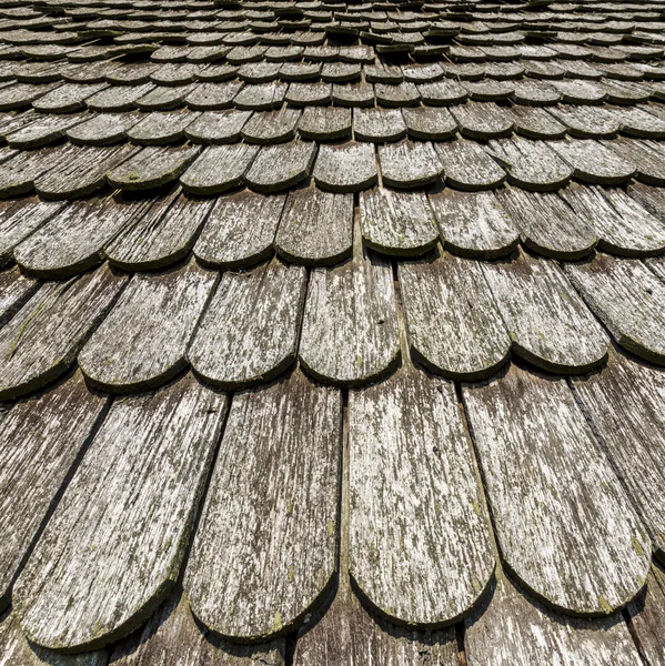 Tejas antiguas de madera marrón histórico — Foto de Stock