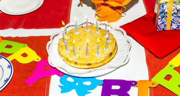 Bolo de aniversário com velas acesas — Fotografia de Stock