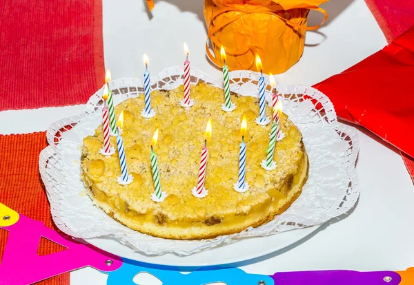 Születésnapi torta égő gyertyákkal — Stock Fotó