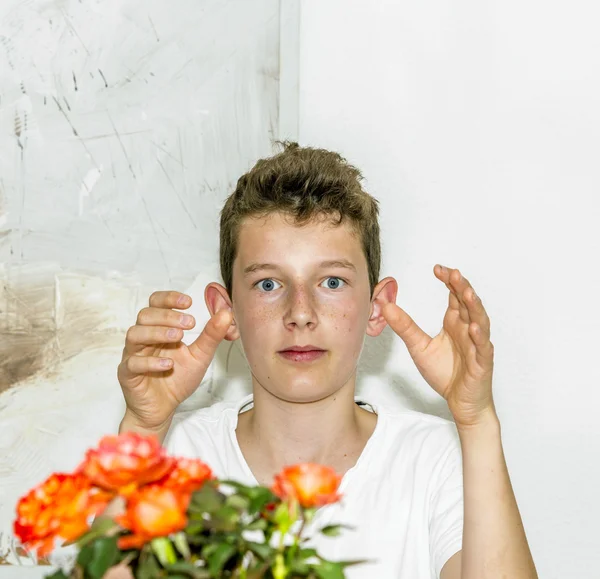 Förvånad pojke med fräknar — Stockfoto