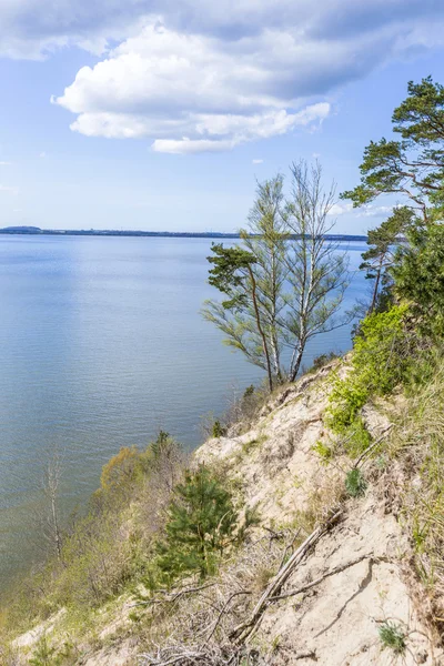Романтическая крутая скала с озером — стоковое фото