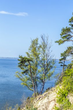 Göl ile romantik sarp uçurum