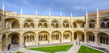 insanlar jeronimos monastery manastır ziyaret edin.