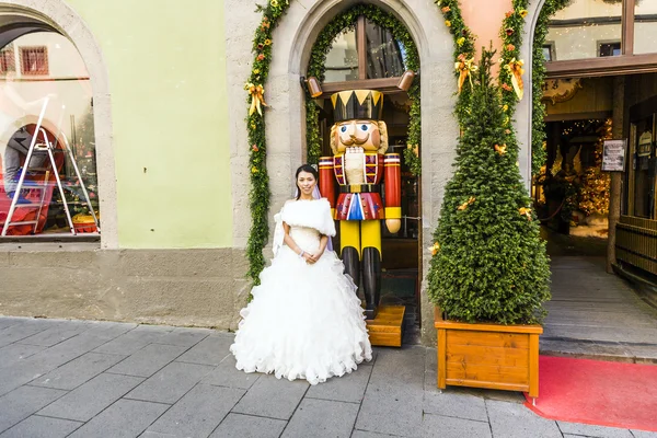 Japanese coupule proudly poses in wedding clothes — Stock Photo, Image