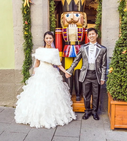 Japanese coupule proudly poses in wedding clothes — Stock Photo, Image