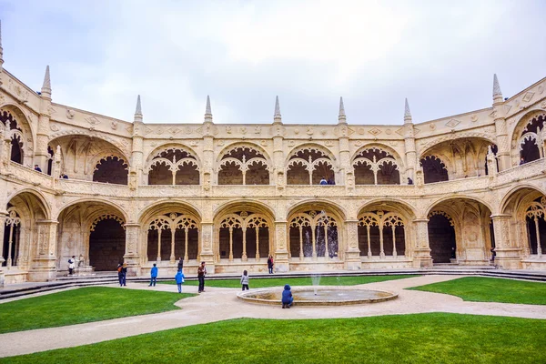 People visit Jeronimos Monastery Cloister — Stock Photo, Image