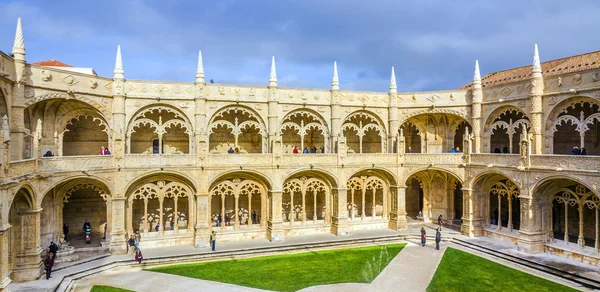 People visit Jeronimos Monastery Cloister — Stock Photo, Image