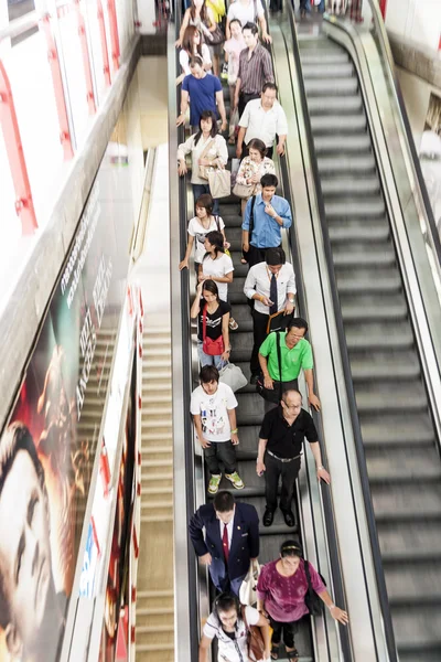 Persone su una scala mobile a Bangkok — Foto Stock