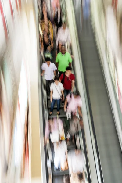 Az emberek egy mozgó lépcső Bangkokban — Stock Fotó