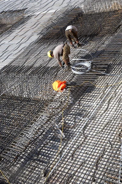 Trabalhadores fazem a construção de barras de aço — Fotografia de Stock