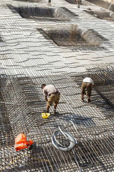 Працівники робити сталеву арматуру будівництва — стокове фото