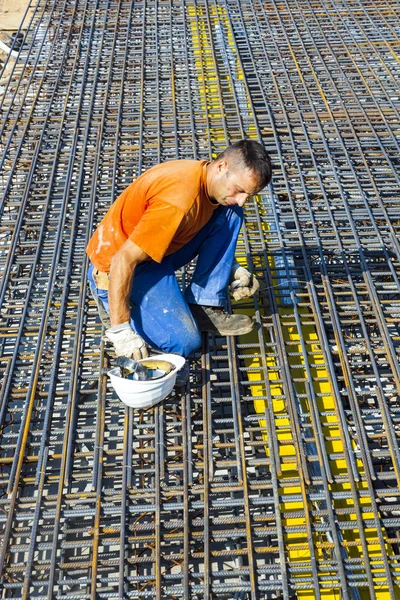 Trabalhadores fazem a construção de barras de aço — Fotografia de Stock