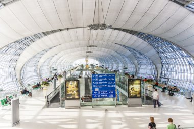 insanlar bangkok havaalanında gidiş salonunda bekleyin.