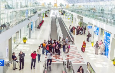 insanlar bangkok havaalanında gidiş salonunda bekleyin.