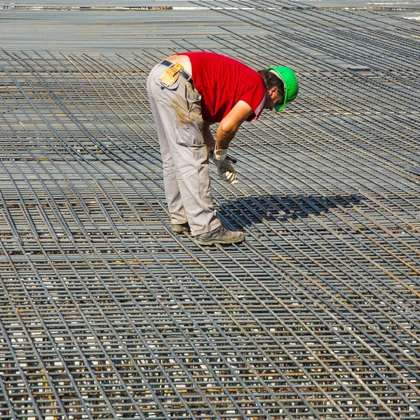 Zaměstnanci se stavební ocelové tyče — Stock fotografie